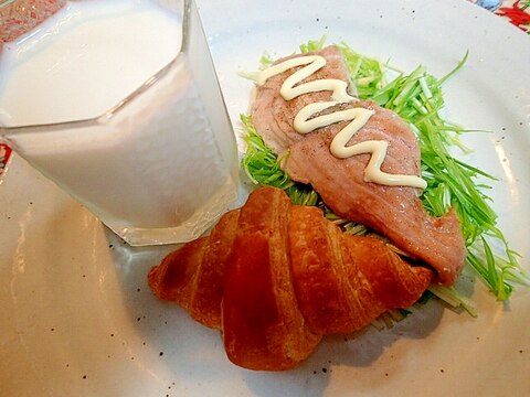 鮭のバターソテーとクロワッサンとヨーグルトドリンク